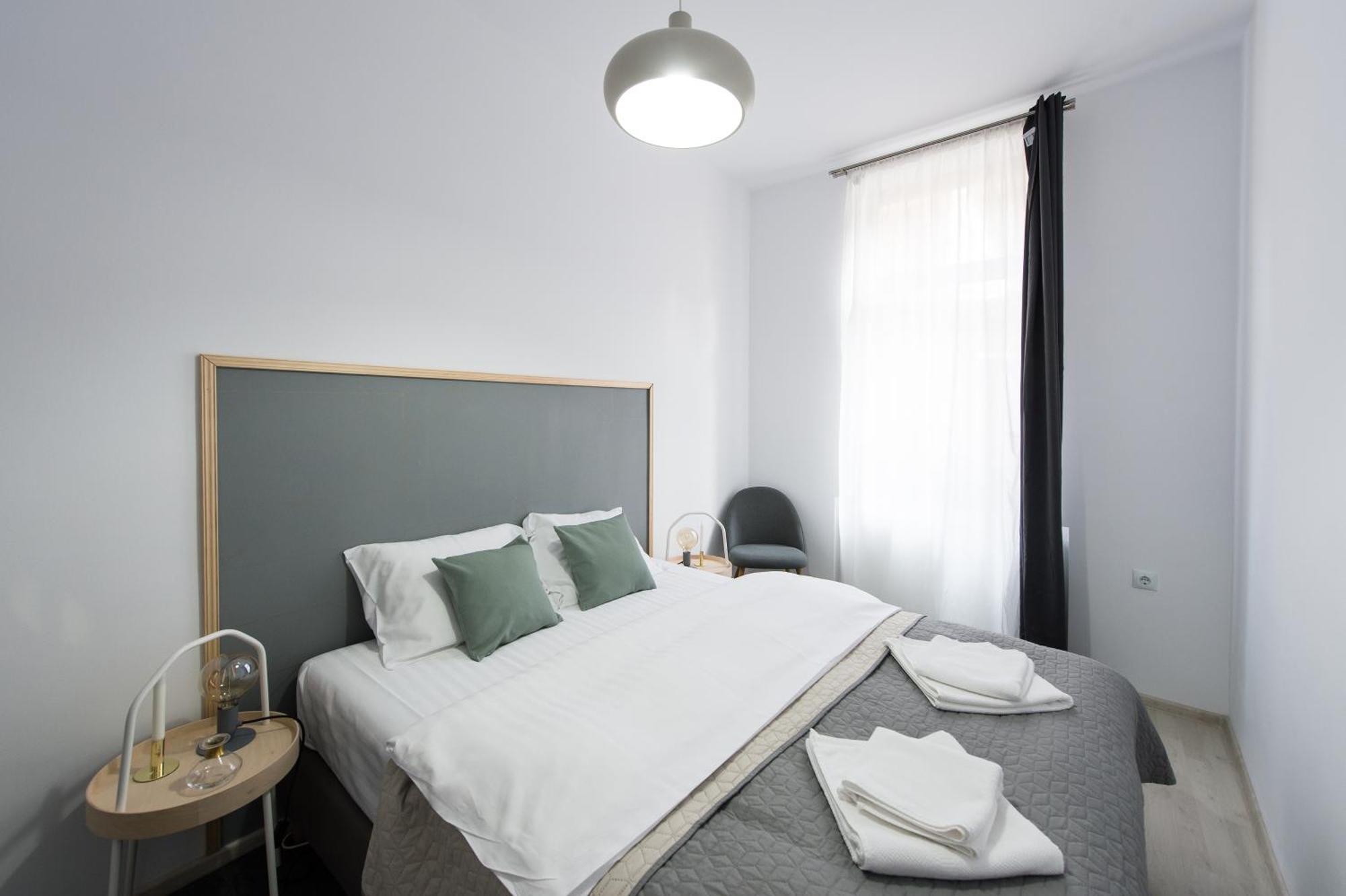 Gorgeous Brasov Flat With Patio And Mountain Views Daire Dış mekan fotoğraf
